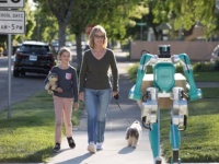 ロボットが自動運転車でやってきて、玄関先まで荷物を運んでくれるという未来がもうすぐ実現！（米フォード社）