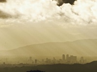 まるで現実じゃないみたい...！　雲の切れ間から差し込む光と、遠くに見える「名古屋」が幻想的すぎる