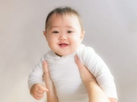 男子が好感を抱く！　「女子の赤ちゃんへの接し方」