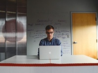 あ、この人きっと……。女性が思う「恋愛経験が少なそうな男性」の特徴【恋する女子のホンネ調査】