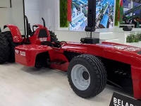 F1カーにインスパイアされたトラクターが博覧会で出品されたと話題に