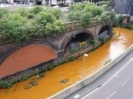 【イギリス】マンチェスターの川が突如オレンジ色に！　しかし原因不明…