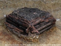 3000年前の「願いの井戸」が発見される。中には様々なお宝が入っていた
