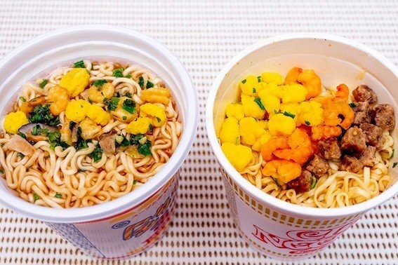 スープが見える金ちゃんヌードル(左)とスープが見えないカップヌードル(右)
